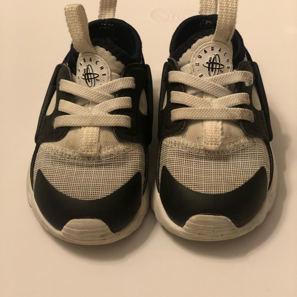 Toddler Nike huaraches size 6C